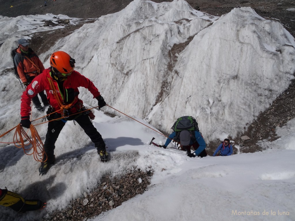 Prácticas en el Glaciar Lenin, Joaquín saliendo de la grieta